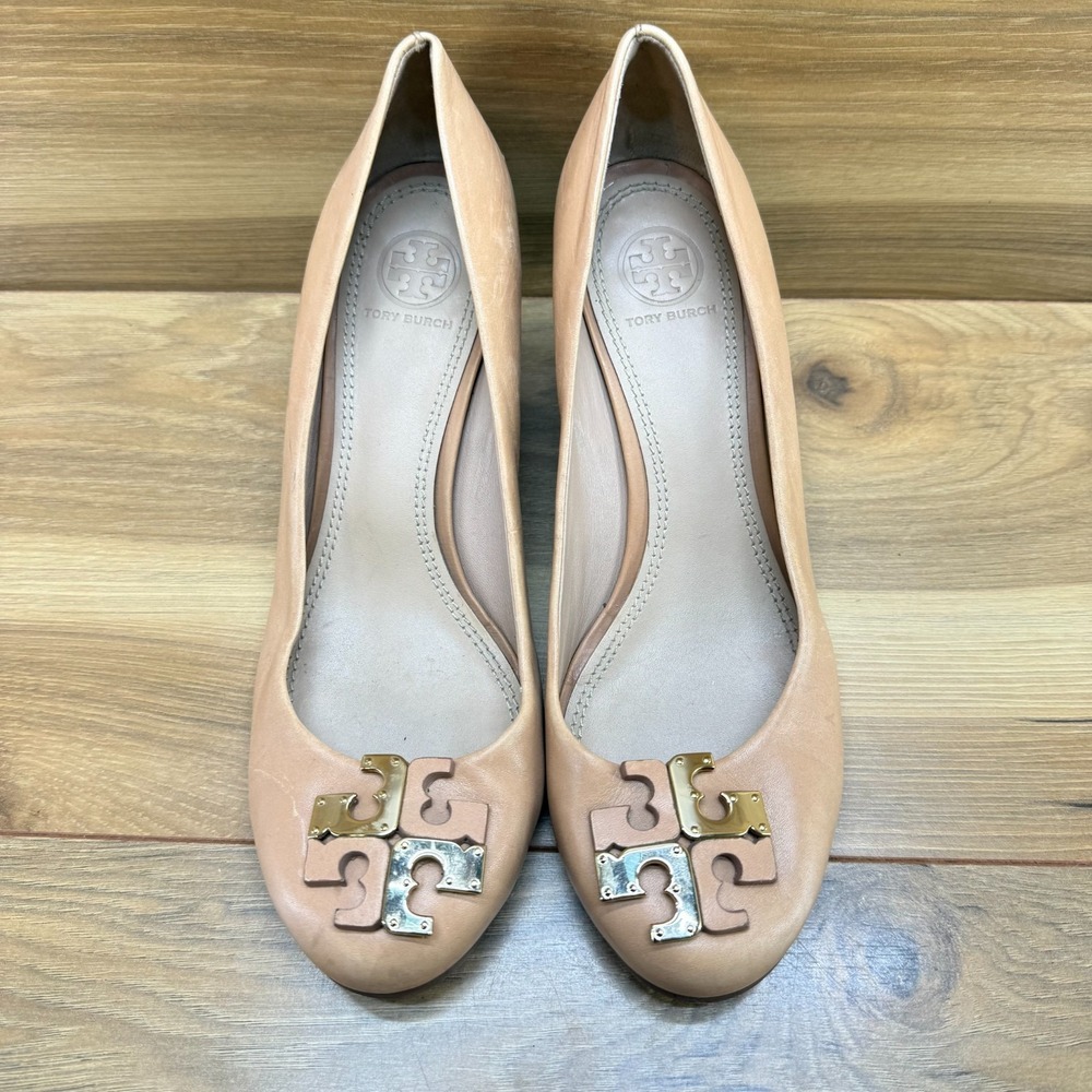 Tory Burch Lowell Wedge Pumps 7.5 M Camel Tan Leather Dress Office Gold Logo